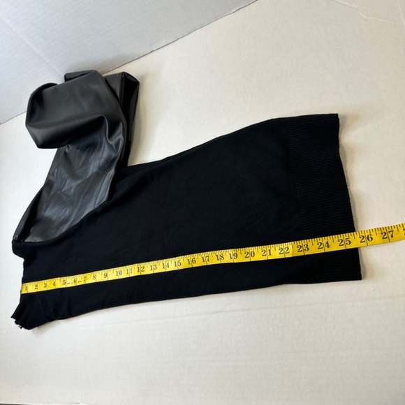 Sioni Milano Black Turtle Neck Long Faux Leather Sleeve Sweater size Large - Picture 9 of 9